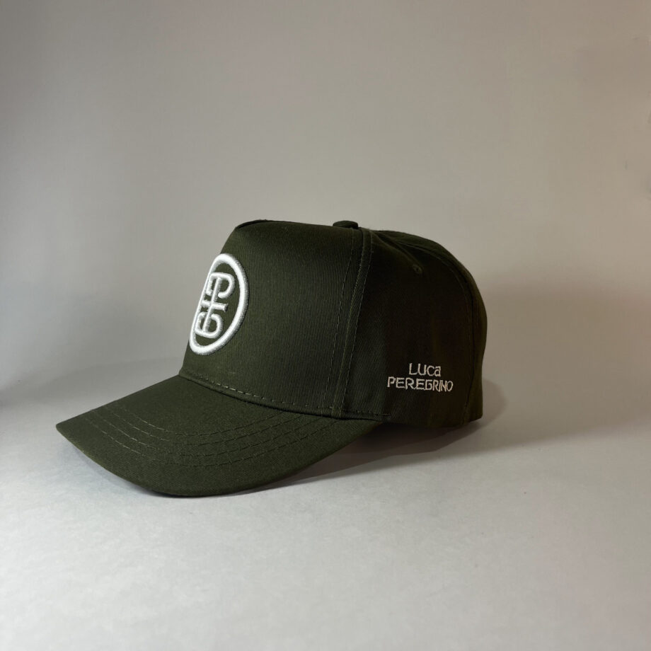 Gorra Blanca Verde Peregrino — Logo